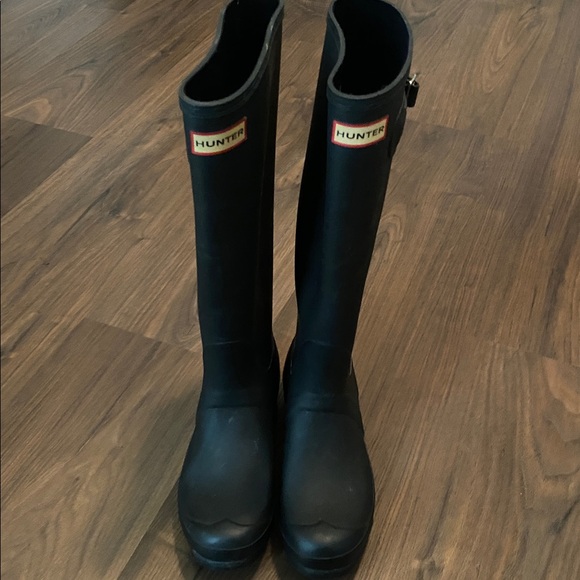 HUNTER womens slim fit rain boots fits US 8.. Good condition with signs of wear - Picture 1 of 6